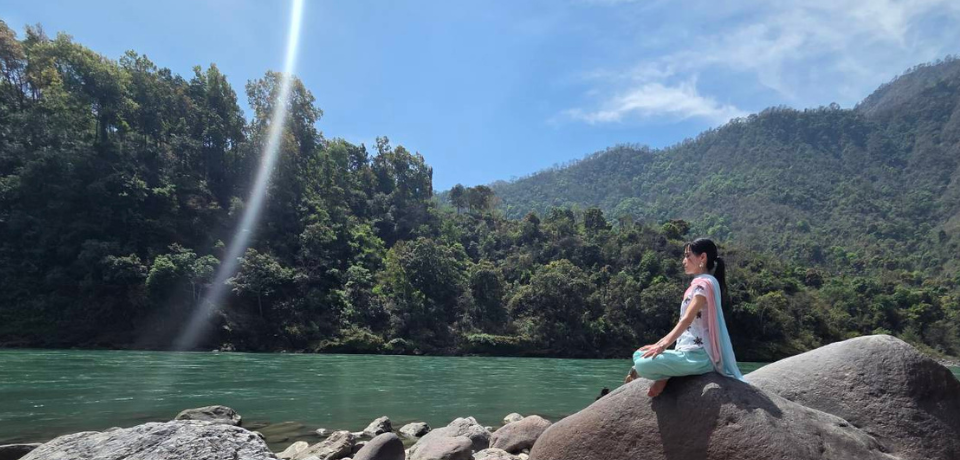 インドリシケシの岩の上で瞑想