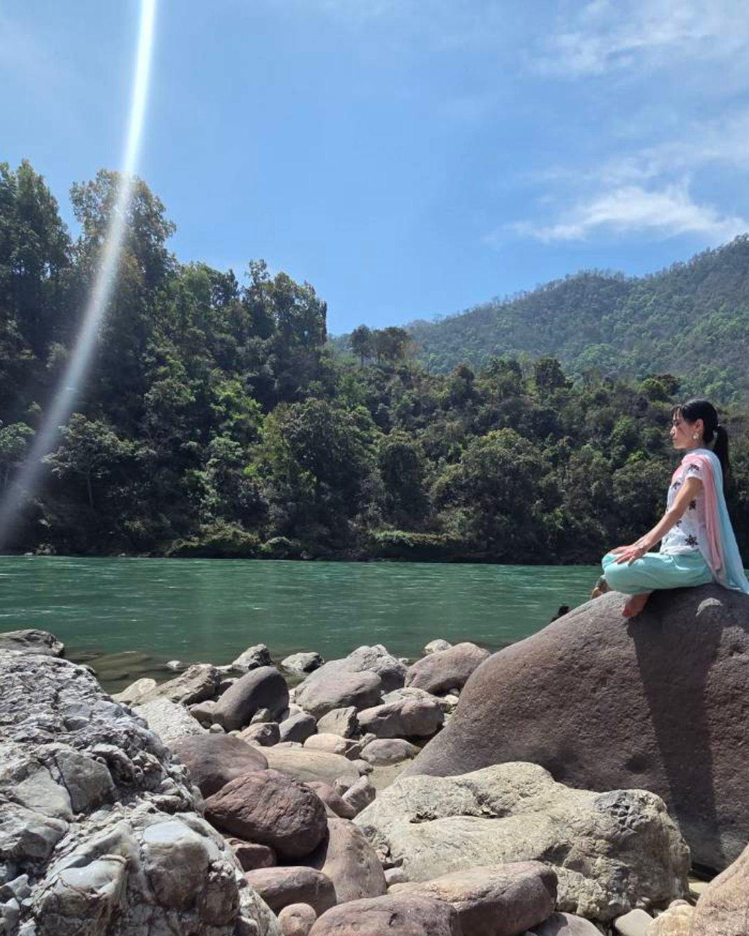 インドリシケシのガンジス河で瞑想