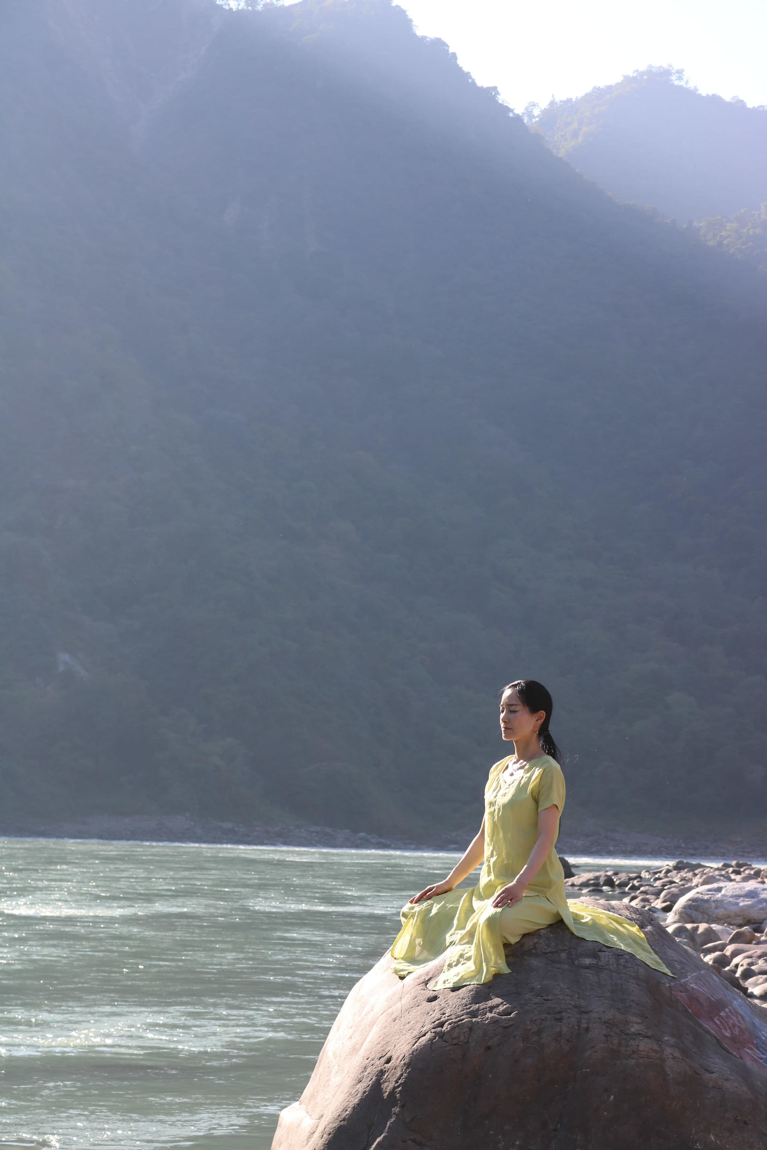 インドリシケシのガンジス河で瞑想