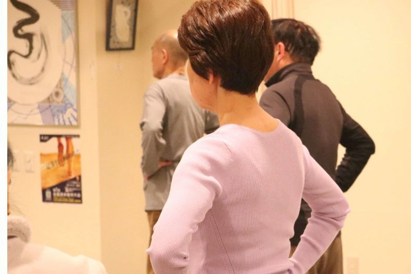 ヨガをしている女性が3人